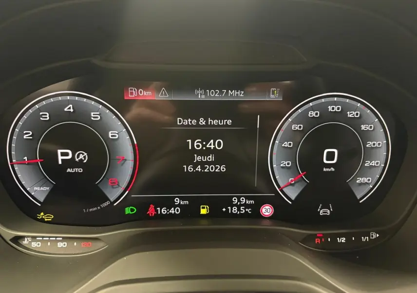 Tableau de bord numérique de l'Audi Q2 35 TFSI 2026 affichant vitesse, compte-tours et informations de date à 16h40.