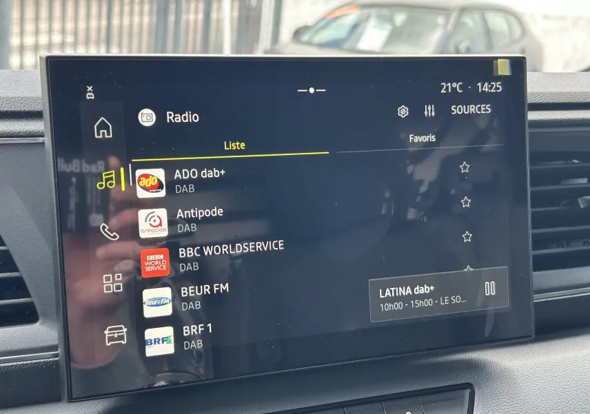 Écran tactile central du tableau de bord du Renault Master 2025 affichant les stations radio DAB en mode liste.