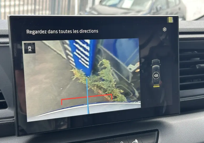 Écran intérieur du Renault Master 2025 montrant la caméra de recul avec guidage et alertes de proximité.