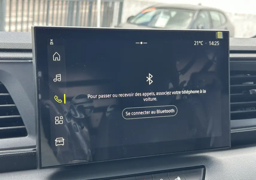 Écran tactile central du Renault Master 2025 affichant la connexion Bluetooth, avec tableau de bord noir en arrière-plan.