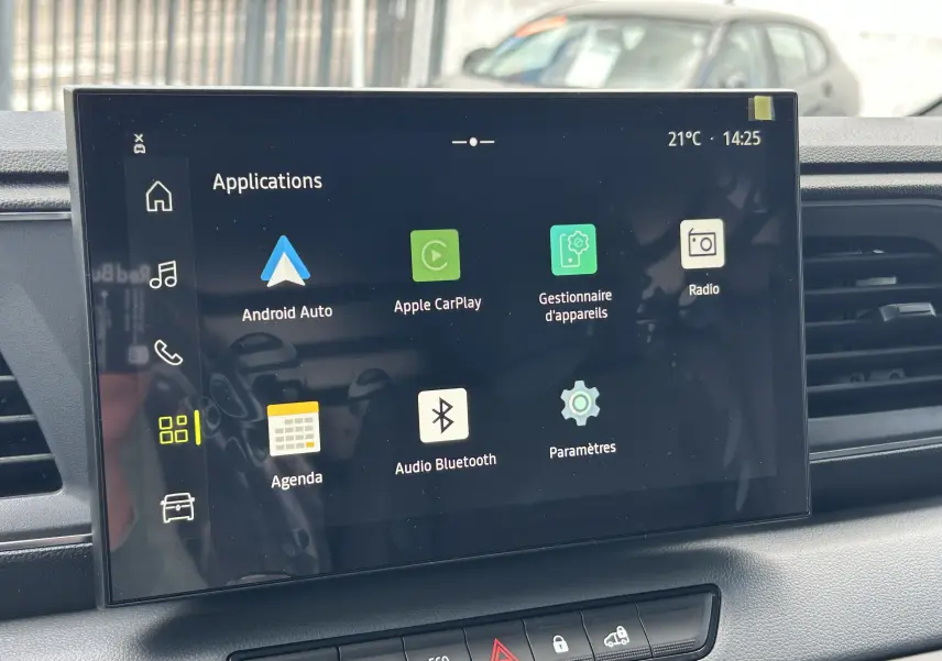 Écran tactile central du Renault Master 2025 affichant les applications Android Auto, Apple CarPlay et Bluetooth.