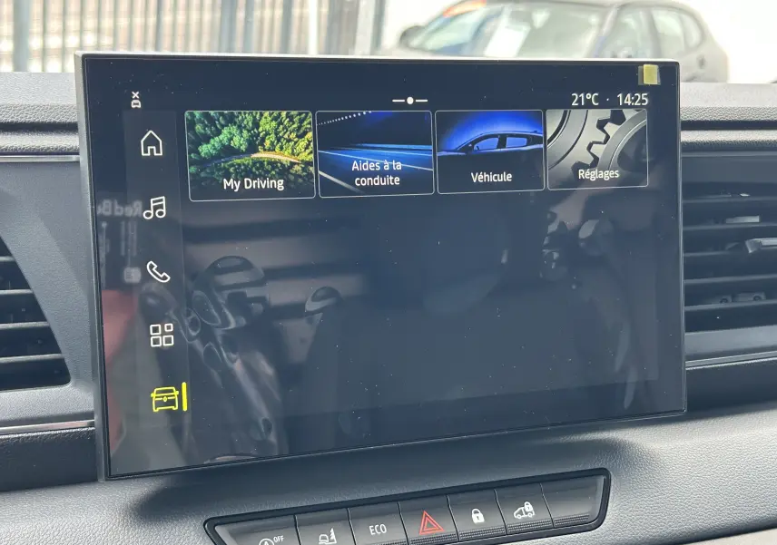 Écran tactile central du Renault Master 2025 affichant les menus My Driving, Aides à la conduite, Véhicule et Réglages.