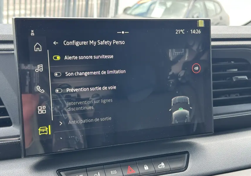 Écran tactile intérieur du Renault Master blanc, affichant les réglages d’alerte sonore et sécurité conducteur.