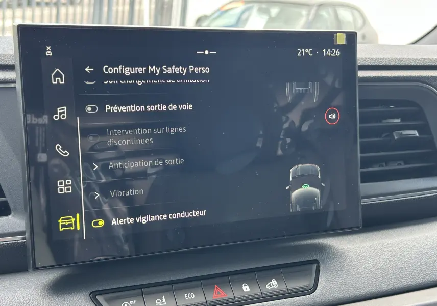 Écran tactile intérieur du Renault Master 2025 affichant les options de sécurité et d’alerte vigilance conducteur.