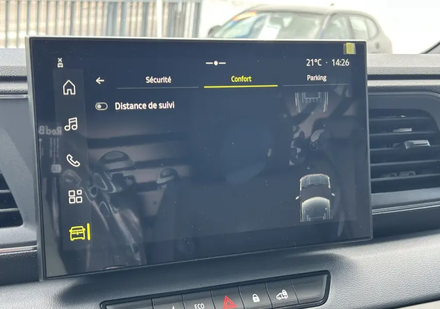 Écran tactile intérieur du Renault Master 2025 affichant les réglages de confort et la fonction distance de suivi.