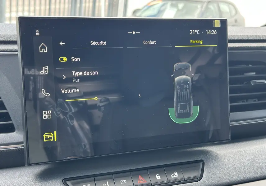 Écran tactile intérieur du Renault Master 2025 affichant les réglages son et assistance au stationnement.