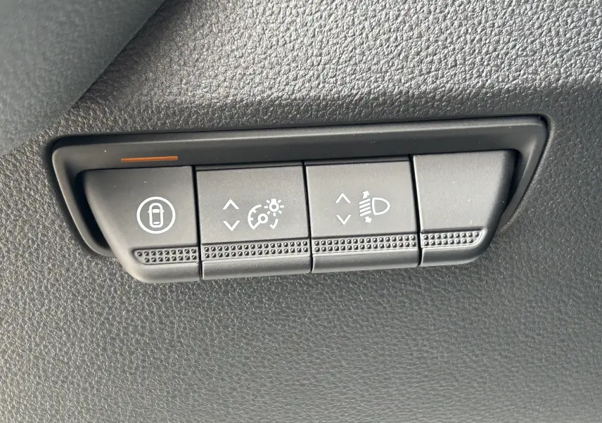 Gros plan sur les boutons de réglage d'éclairage et verrouillage intérieur du Renault Master blanc 2025.