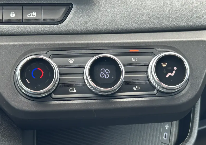 Gros plan sur les commandes de climatisation du tableau de bord du Renault Master blanc, version 2025.