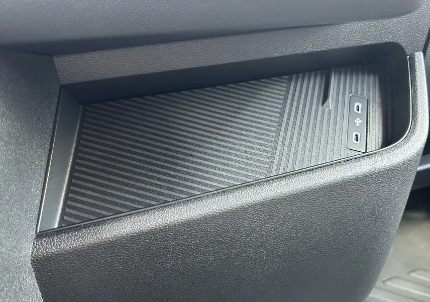 Gros plan sur la console centrale noire du Renault Master 2025 avec deux ports USB visibles.