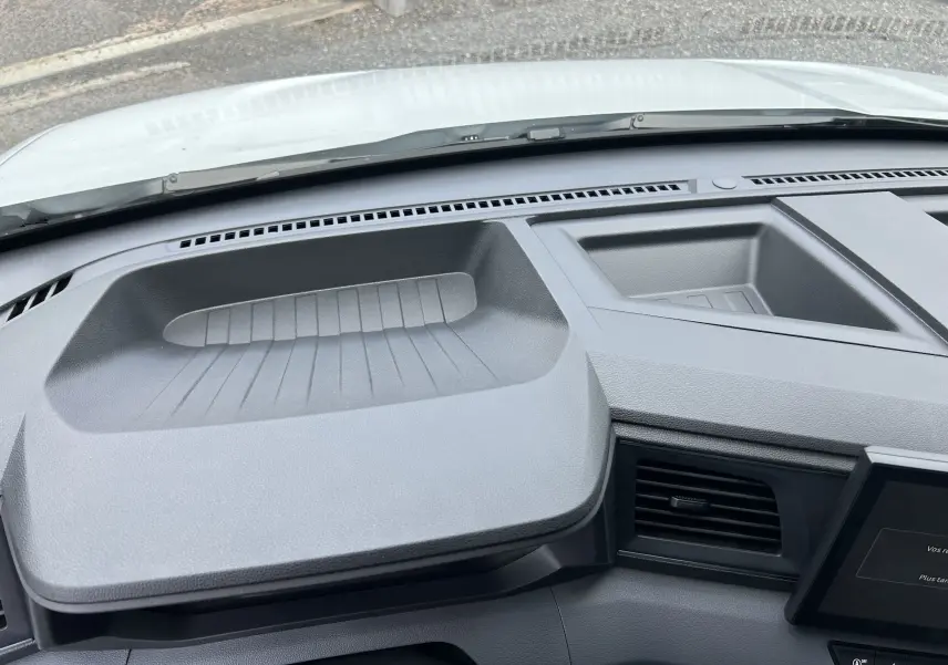 Vue rapprochée du tableau de bord gris foncé du Renault Master 2025, mettant en valeur les rangements intégrés.