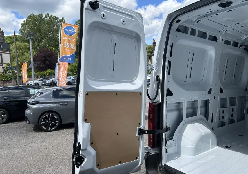 Vue arrière ouverte du Renault Master blanc 2025, montrant l’intérieur vide et la porte arrière avec panneau de protection.