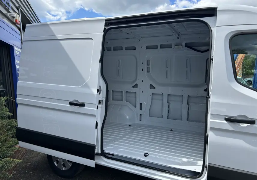 Vue latérale gauche d’un Renault Master blanc 2025 avec porte coulissante ouverte montrant l’espace de chargement vide.