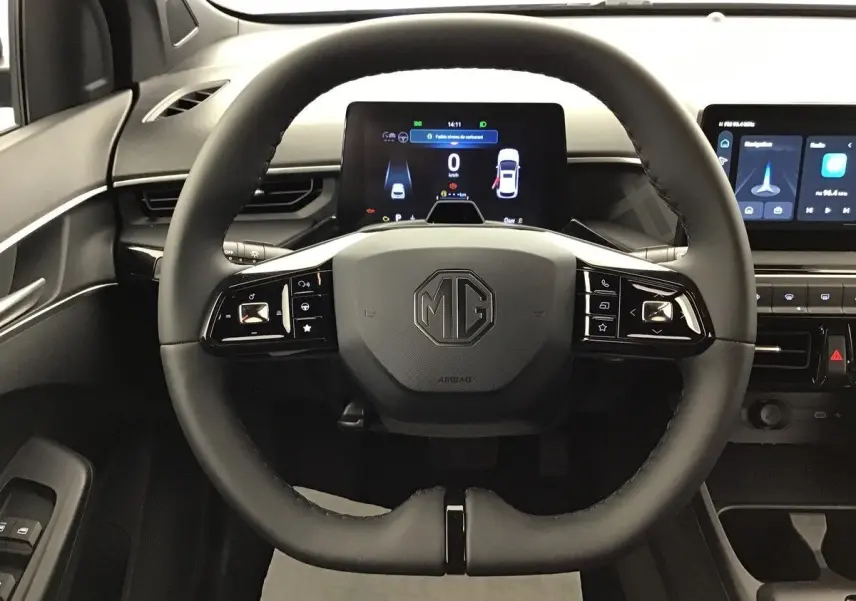 Vue centrée sur le volant du MG3 Hybrid+ 195 Luxury 2026, avec tableau de bord numérique et écran tactile visible.