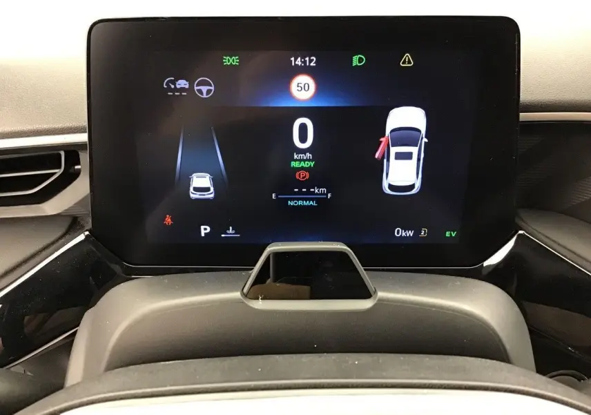 Vue rapprochée de l’écran digital du tableau de bord du MG3 Hybrid+ 195 Luxury, affichant la vitesse et l’état du véhicule.