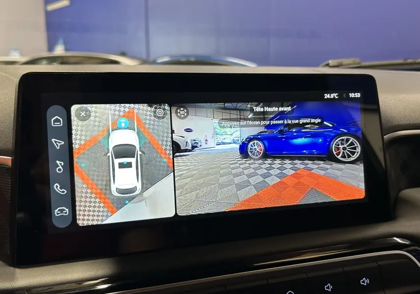 Écran tactile montrant la caméra 360° d'une MG3 Hybrid+ Pebble Black avec vue aérienne et avant du véhicule.