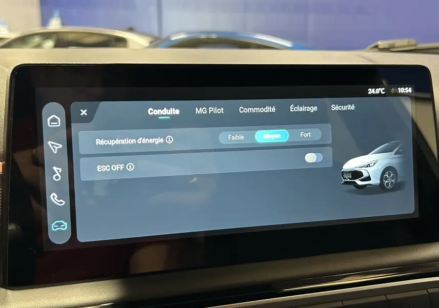 Écran tactile intérieur montrant les réglages de conduite du MG3 Hybrid+ 195 Luxury, interface moderne et épurée.