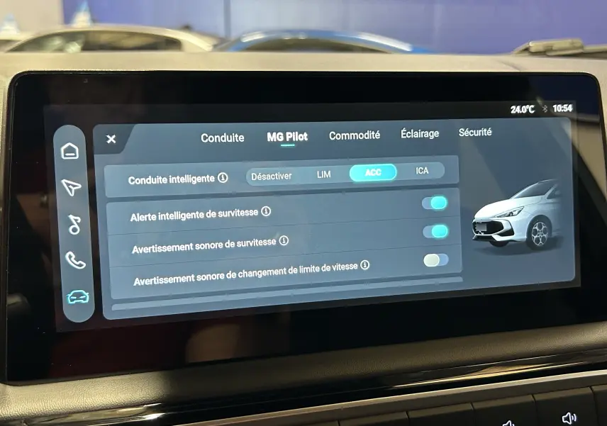 Écran tactile intérieur montrant les réglages MG Pilot avec illustration d’une MG3 blanche en vue 3/4 avant.
