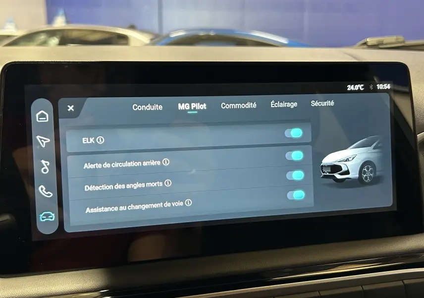 Écran tactile intérieur du MG3 Hybrid+ 195 Luxury montrant les options d'assistance à la conduite sur fond noir.