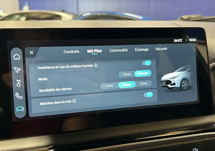 Écran tactile intérieur montrant les réglages MG Pilot avec illustration d'une MG3 blanche en vue 3/4 avant.
