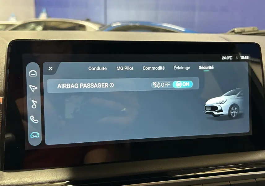 Écran tactile intérieur affichant le menu sécurité avec une illustration du MG3 Pebble Black en vue 3/4 avant droite.