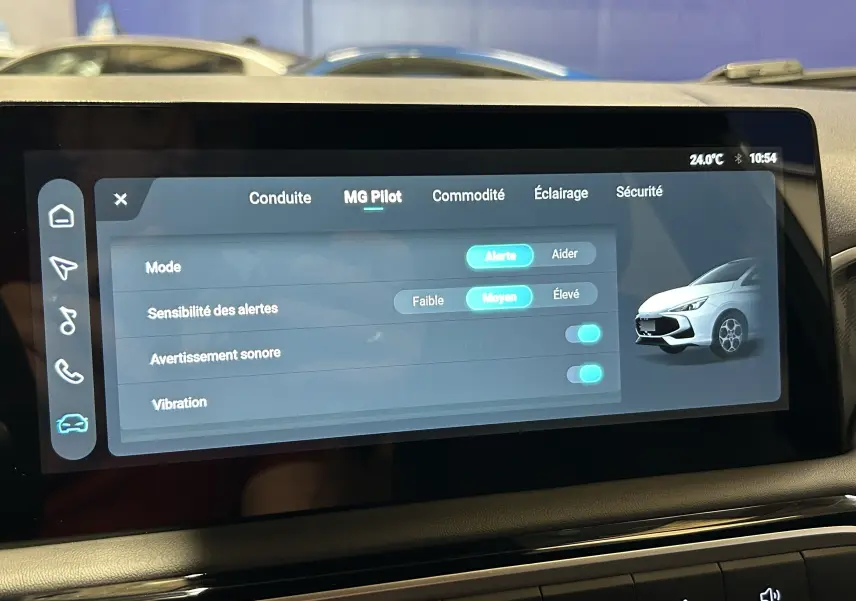 Écran tactile intérieur du MG3 Hybrid+ 195 Luxury montrant les réglages MG Pilot avec illustration du véhicule blanc côté droit.
