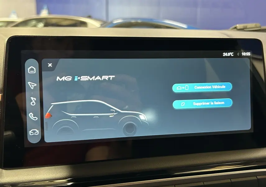 Écran tactile intérieur montrant l'interface MG i-SMART avec silhouette du MG3 Hybrid+ 195 Luxury en profil côté gauche.