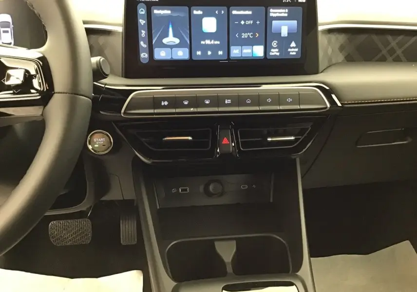 Vue intérieure centrée sur la console et l’écran tactile du MG3 Hybrid+ 195 Luxury Pebble Black, avec bouton start visible.