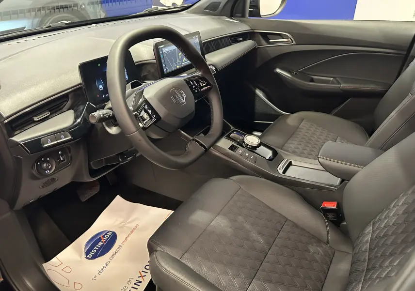 Intérieur noir du MG3 Hybrid+ 195 Luxury 2026, vue côté conducteur avec volant multifonction et écran tactile.