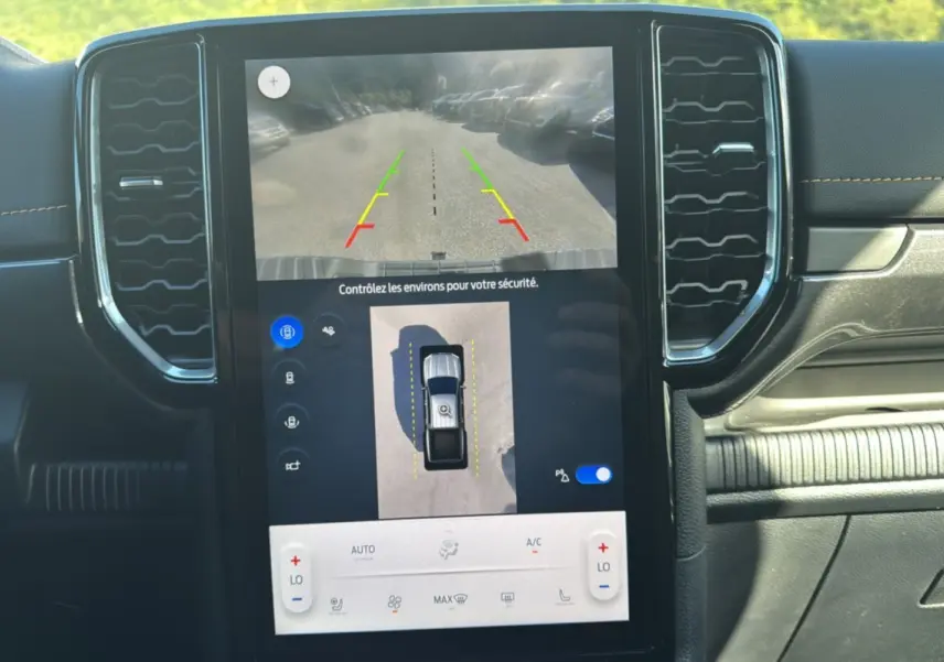 Vue rapprochée de l’écran tactile central du Ford Ranger 2025 montrant la caméra 360° et l’aide au stationnement.