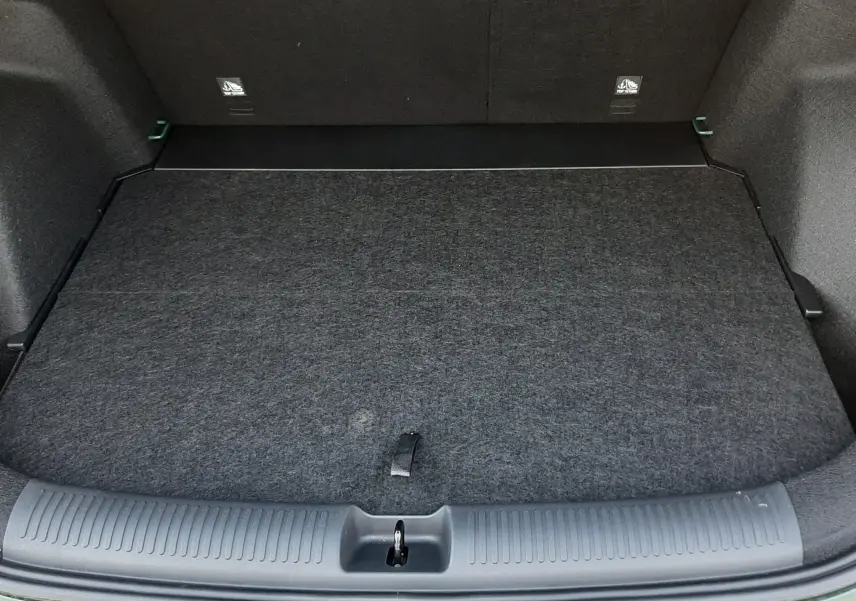 Coffre ouvert du MG MOTOR ZS 1.5 HYBRID+ 197CH COMFORT 2026 en Emerald Green, montrant le tapis de sol gris foncé.