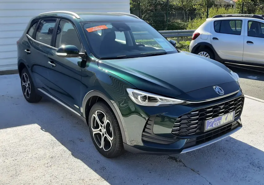 Vue 3/4 avant gauche d’un MG ZS Emerald Green 2026 hybride essence, avec calandre noire et jantes bi-ton.