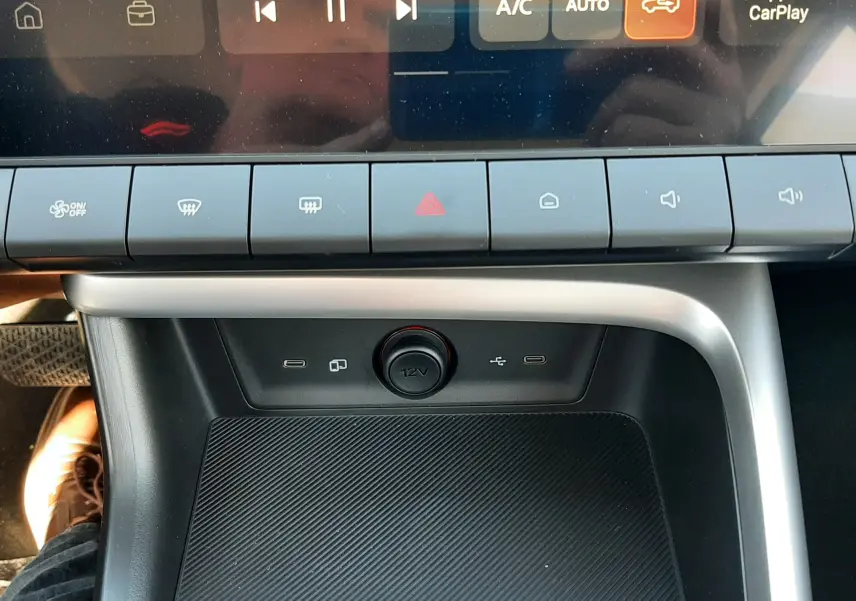 Détail de la console centrale du MG ZS 1.5 Hybrid+ 197ch Comfort 2026, avec écran tactile et commandes climatisation visibles.