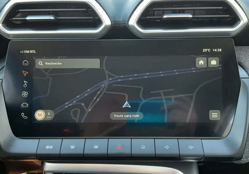 Vue rapprochée de l’écran tactile central du MG ZS Emerald Green 2026 affichant la navigation et les commandes climatisation.