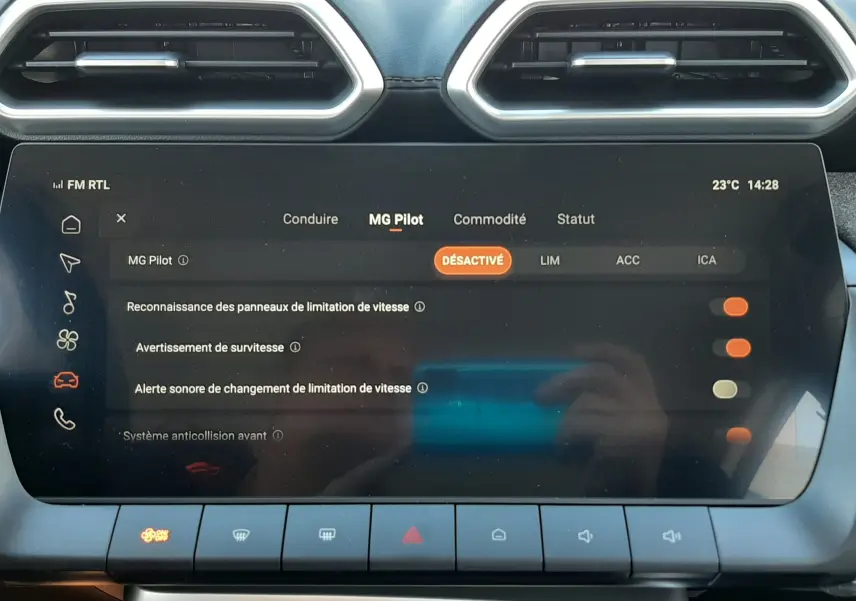 Écran tactile central du MG Motor ZS 1.5 Hybrid+ 2026 montrant les réglages du système MG Pilot, avec commandes climatisation en dessous.