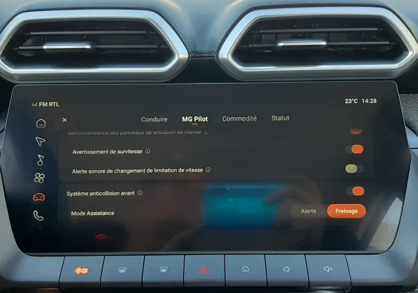 Vue rapprochée de l’écran tactile central du MG ZS Emerald Green 2026, affichant les réglages MG Pilot et la climatisation.