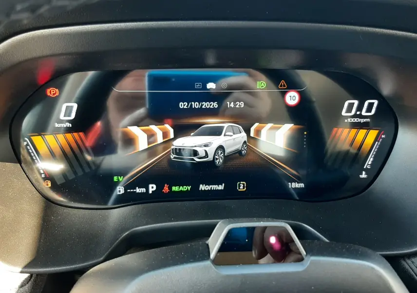 Affichage numérique du tableau de bord montrant une représentation 3D du MG Motor ZS blanc en vue avant dans un tunnel stylisé.
