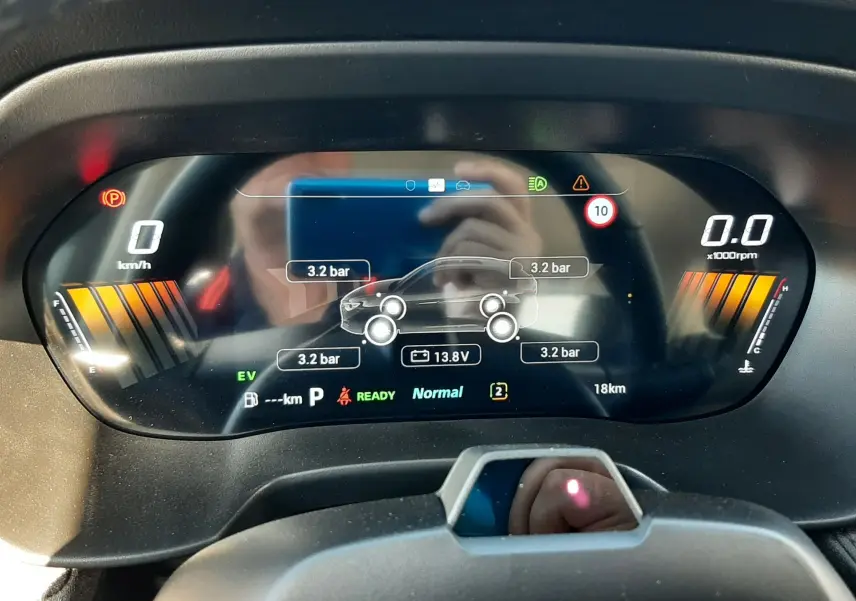 Affichage numérique du tableau de bord MG ZS 1.5 Hybrid+ 197ch, montrant la pression des pneus et l'état de la batterie.