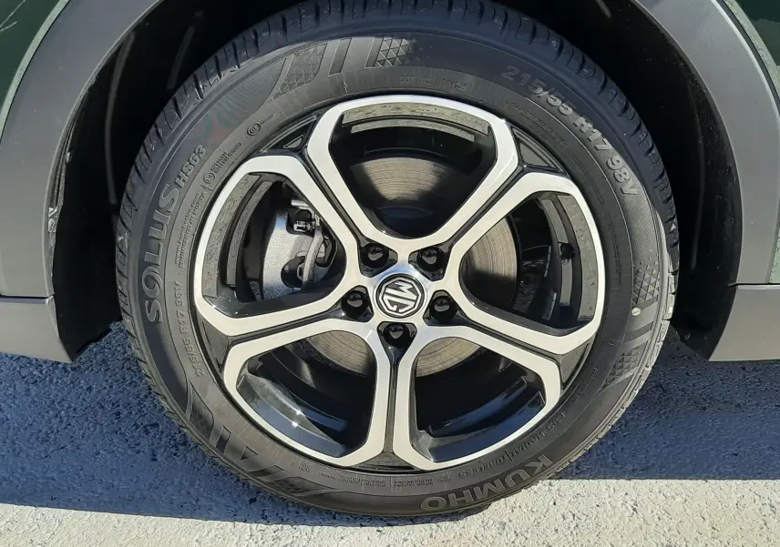 Gros plan sur la roue avant droite du MG ZS Emerald Green 2026, jante alliage bicolore avec logo MG au centre.