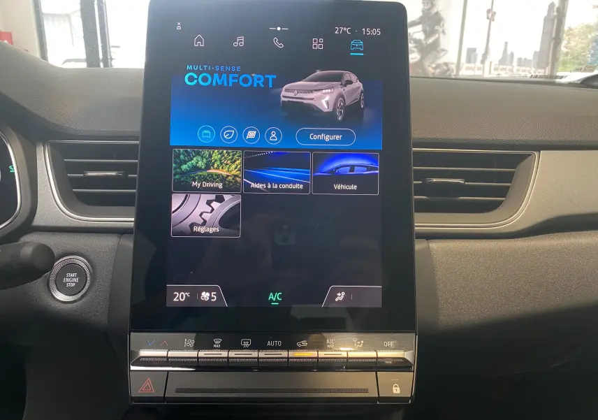 Écran tactile central du tableau de bord du Renault Captur II 2024 affichant le mode Confort et les réglages climatiques.