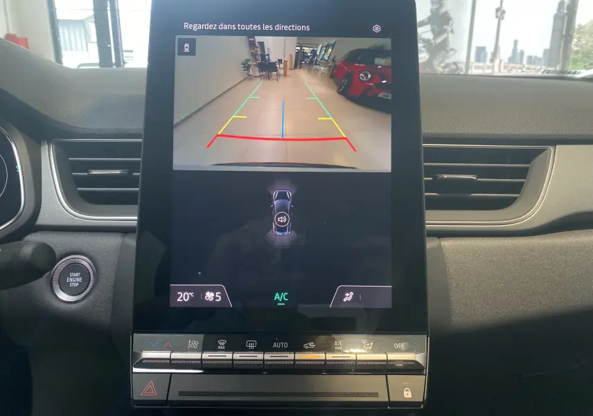 Écran central du Renault Captur II 2024 affichant la caméra de recul avec guidage coloré, intérieur noir moderne.