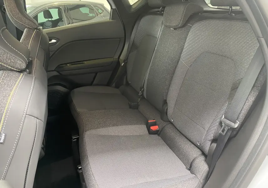 Vue intérieure du siège arrière droit du Renault Captur II 1.0 TCE 90CH TECHNO 2024 avec tissu noir et ceinture de sécurité.