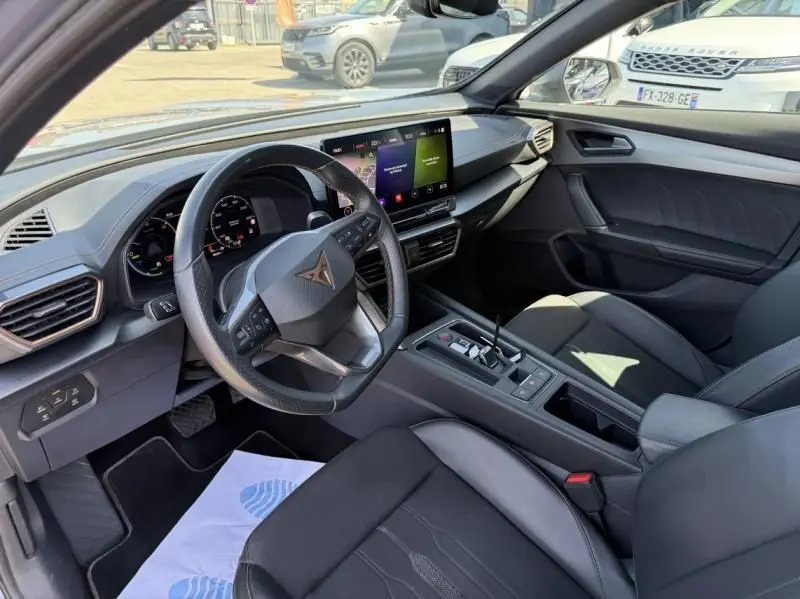 Vue intérieure côté conducteur du CUPRA Formentor gris 2023, avec tableau de bord numérique et écran tactile central.