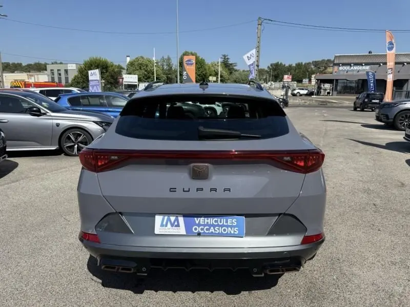 Vue arrière d'un CUPRA Formentor gris 2023 avec feux reliés et logo distinctif au centre du hayon.