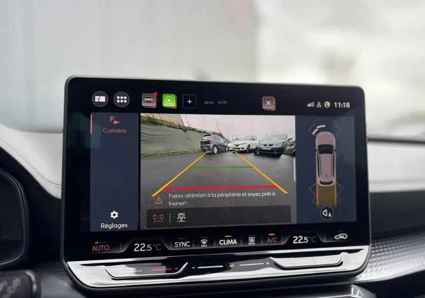 Écran tactile intérieur du CUPRA LEON ST 2025 montrant la caméra de recul avec lignes de guidage et vue périphérique.