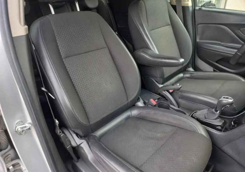 Vue intérieure rapprochée des sièges avant en tissu noir du côté gauche de l’Opel Mokka X gris 2017.