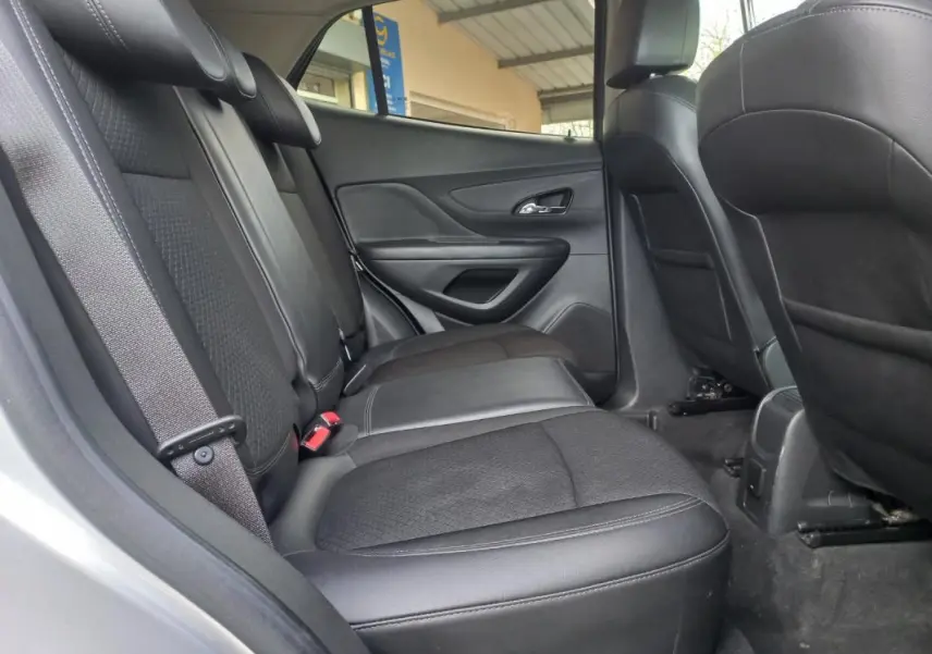 Vue intérieure côté gauche des sièges arrière en cuir noir de l'Opel Mokka X gris, version 2017.