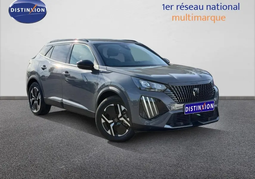 Peugeot e-2008 gris Artense vue 3/4 avant droit avec jantes alu et barres de toit visibles.