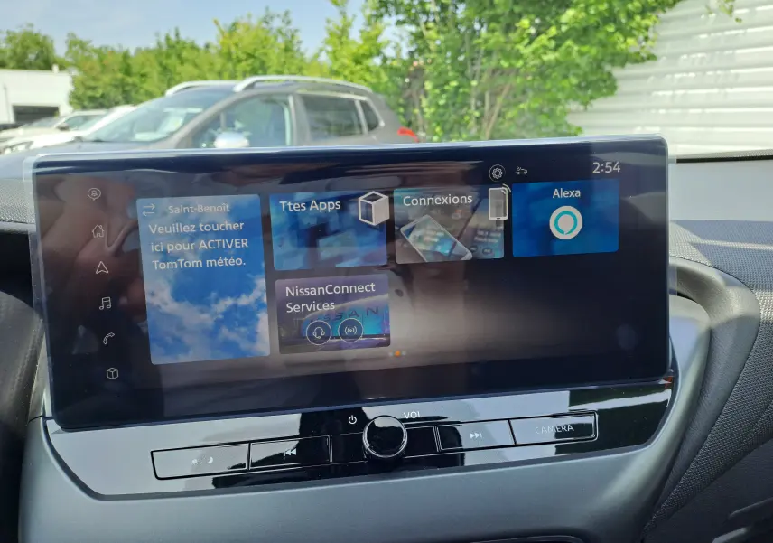 Écran tactile central du Nissan Juke Hybrid 143 N-Connecta 2025 affichant les applications connectées et Alexa, intérieur noir.