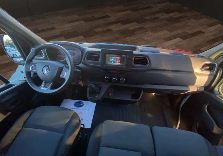 Vue intérieure du tableau de bord du Renault Master Châssis Cabine 2023 avec volant multifonction et écran tactile central.