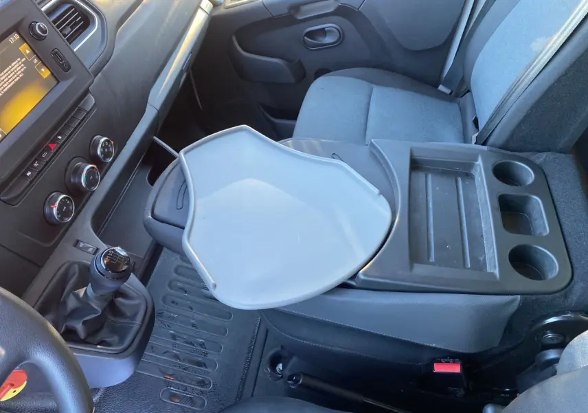 Intérieur du Renault Master Châssis Cabine 2023, vue côté passager avec tablette rabattable et sellerie tissu gris.